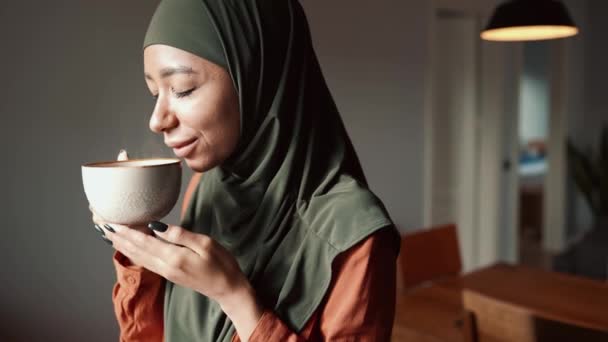 Happy Muslim Woman Wearing Hijab Sniffing Tea Kitchen — Stock Video