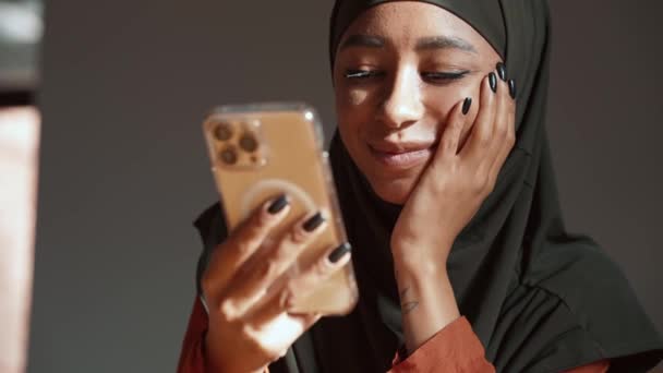 Cute Muzułmanin Kobieta Sms Przez Telefon Domu — Wideo stockowe