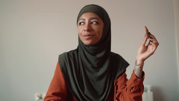 Mulher Muçulmana Feliz Comer Biscoito Casa — Vídeo de Stock