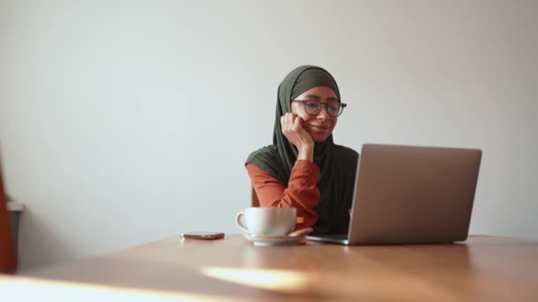 Mulher Muçulmana Feliz Usando Óculos Trabalhando Laptop Casa — Vídeo de Stock