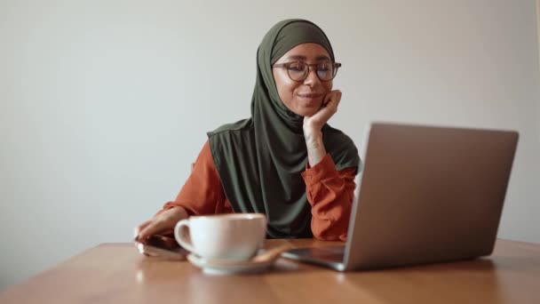 Vidám Muszlim Szemüveget Visel Dolgozik Laptop Otthon — Stock videók