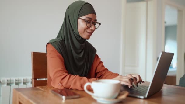 Smiling Muslim Wanita Mengenakan Kacamata Bekerja Pada Laptop Dan Melihat — Stok Video
