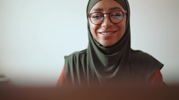 Щаслива Молода Мусульманка Окулярах Працює Ноутбуці Вдома — стокове відео