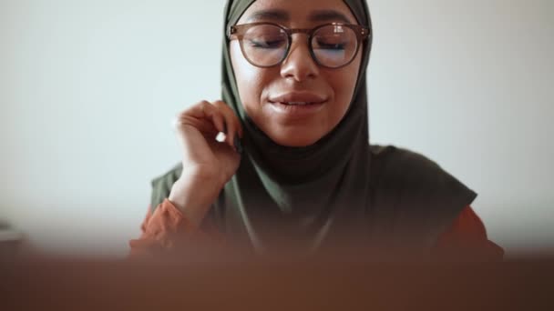 Selbstbewusste Muslimin Mit Brille Arbeitet Hause Laptop — Stockvideo