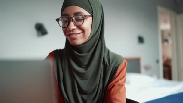 Moslim Gelukkig Vrouw Dragen Bril Typen Door Laptop Thuis — Stockvideo