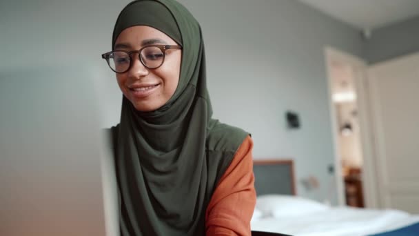 Мусульманская Красивая Женщина Очках Разговаривает Видеосвязи Домашнем Ноутбуке — стоковое видео