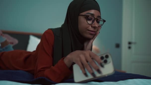 Moe Arabische Vrouw Zet Telefoon Uit Naar Bed Thuis — Stockvideo