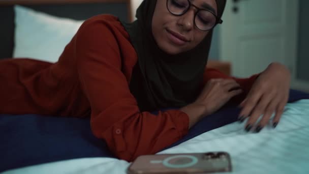 Knappe Arabische Vrouw Die Wakker Wordt Thuis Naar Telefoon Kijkt — Stockvideo