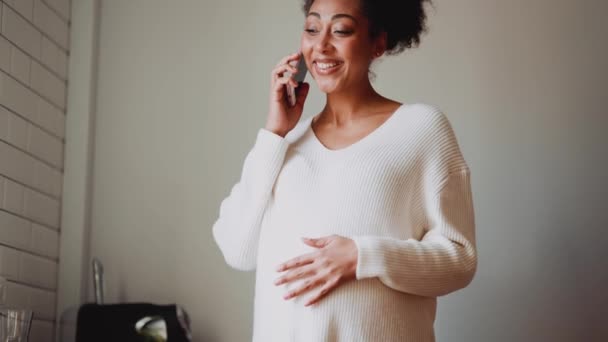 Glimlachende Afrikaanse Zwangere Vrouw Praten Telefoon Keuken — Stockvideo