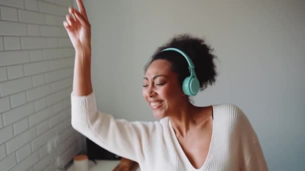 Mooie Afrikaanse Zwangere Vrouw Met Een Hoofdtelefoon Dansend Keuken — Stockvideo