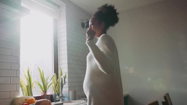 Glad Afrikansk Gravid Kvinde Danser Køkkenet – Stock-video