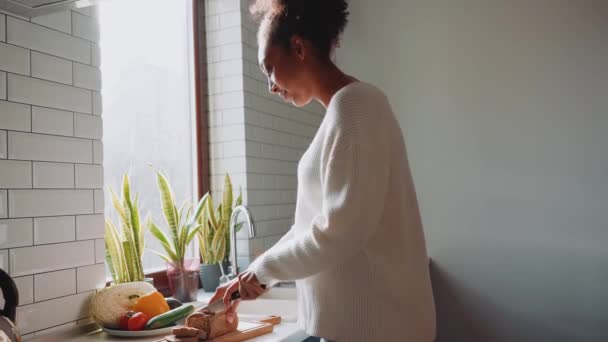Side Visning Afrikansk Koncentreret Gravid Kvinde Skærer Brød Køkkenet – Stock-video