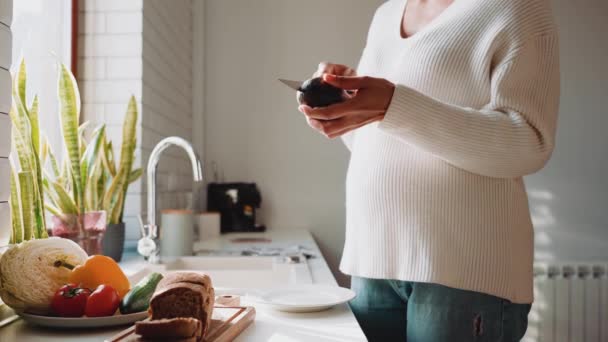 Mujer Embarazada Africana Corta Aguacate Cocina — Vídeos de Stock