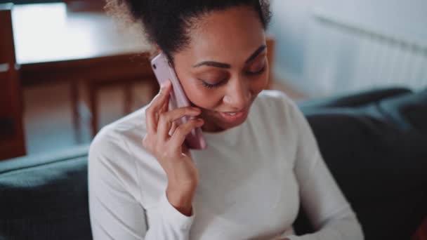 Glimlachende Afrikaanse Zwangere Vrouw Praten Telefoon Thuis — Stockvideo