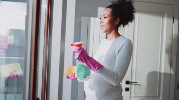 Θετική Αφρικανή Έγκυος Γυναίκα Σκουπίζει Παράθυρο Ένα Υγρό Πανί Στο — Αρχείο Βίντεο