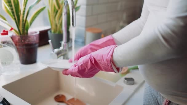 Вагітна Жінка Рожевих Рукавичках Миє Посуд Вдома — стокове відео