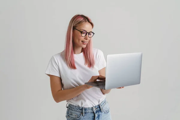 Jovem Mulher Branca Loira Feliz Óculos Segurando Computador Portátil Sobre — Fotografia de Stock