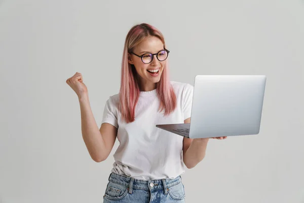 Šťastná Mladá Blondýna Bílá Žena Brýlích Stojící Drží Notebook Přes — Stock fotografie
