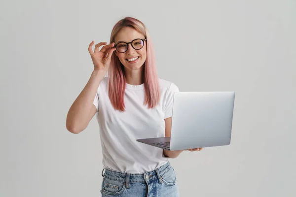 Szczęśliwy Młody Blondynka Biały Kobieta Okulary Stojące Gospodarstwa Laptop Nad — Zdjęcie stockowe