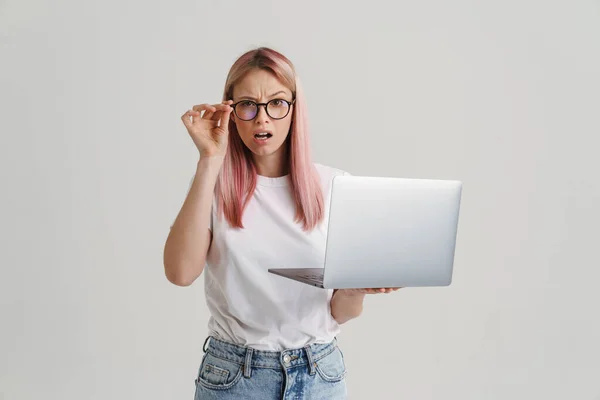 Franzido Chateado Jovem Loira Branco Mulher Óculos Segurando Laptop Computador — Fotografia de Stock