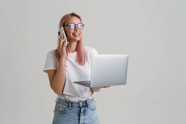 Jovem Feliz Desgaste Casual Falando Telefone Celular Segurando Computador Portátil — Fotografia de Stock