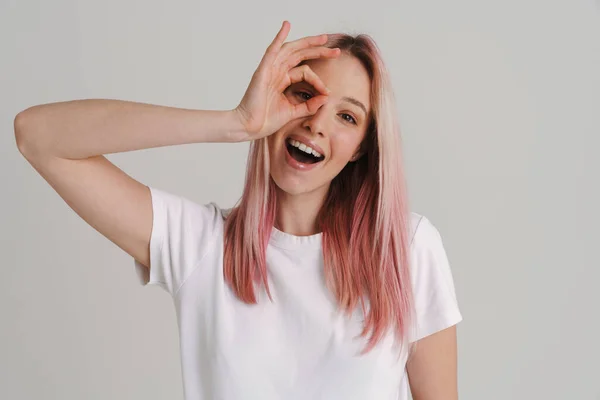 Ung Kvinde Med Lyserødt Hår Smilende Gesturing Tegn Isoleret Hvid - Stock-foto