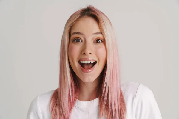 Jeune Femme Excitée Aux Cheveux Roses Souriant Regardant Caméra Isolée — Photo