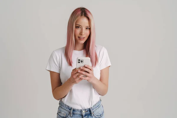 Junge Europäerin Schaut Auf Kamera Während Sie Ihr Handy Isoliert — Stockfoto