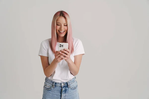Молодая Европейская Женщина Улыбается Использовании Мобильного Телефона Изолированы Белом Фоне — стоковое фото