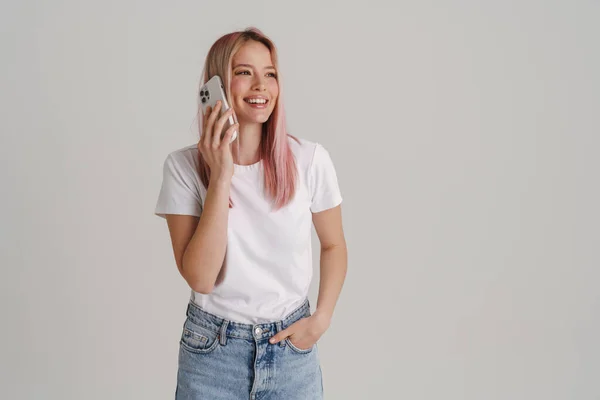 Junge Europäerin Lächelt Beim Telefonieren Auf Weißem Hintergrund — Stockfoto