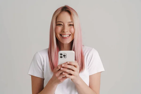 Junge Europäerin Lächelt Während Sie Ihr Handy Isoliert Auf Weißem — Stockfoto