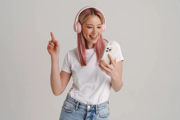Junge Lächelnde Frau Hört Musik Mit Kopfhörern Und Handy Isoliert — Stockfoto