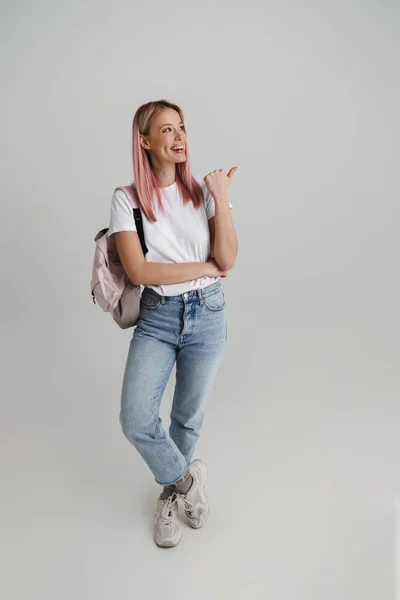Sırt Çantalı Gülümseyen Işaret Eden Genç Avrupalı Kadın Beyaz Arka — Stok fotoğraf