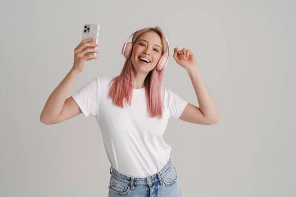 Junge Frau Tanzt Während Sie Musik Mit Kopfhörern Und Handy — Stockfoto