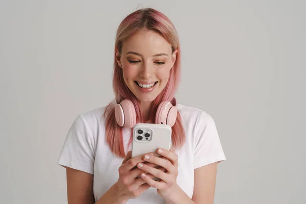 Νεαρή Ευρωπαία Γυναίκα Ακουστικά Που Χαμογελά Και Χρησιμοποιεί Κινητό Τηλέφωνο — Φωτογραφία Αρχείου