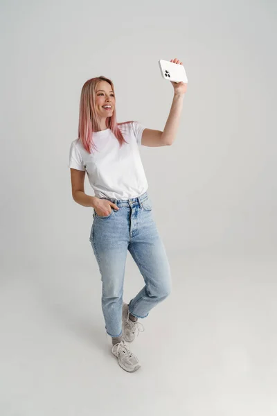Šťastná Mladá Žena Ležérní Oblečení Stojící Přičemž Selfie Držení Mobilního — Stock fotografie