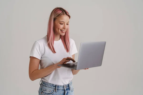 Jovem Mulher Europeia Sorrindo Enquanto Segurando Usando Laptop Isolado Sobre — Fotografia de Stock