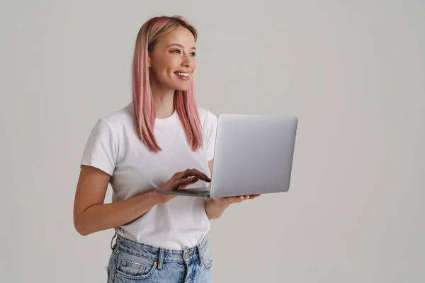 Jovem Mulher Europeia Sorrindo Enquanto Segurando Usando Laptop Isolado Sobre — Fotografia de Stock