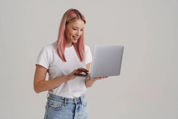 Jovem Mulher Europeia Sorrindo Enquanto Segurando Usando Laptop Isolado Sobre — Fotografia de Stock