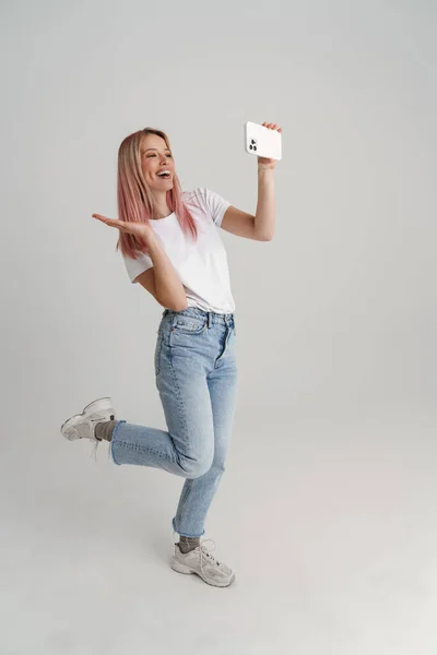Jovem Feliz Casual Wear Jumping Tomando Selfie Segurando Telefone Celular — Fotografia de Stock
