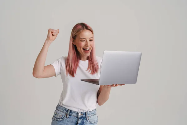 Mulher Europeia Animado Fazendo Gesto Vencedor Enquanto Segurando Laptop Isolado — Fotografia de Stock