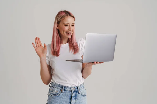 Giovane Donna Europea Sorridente Durante Gestualità Utilizzo Laptop Isolato Sfondo — Foto Stock