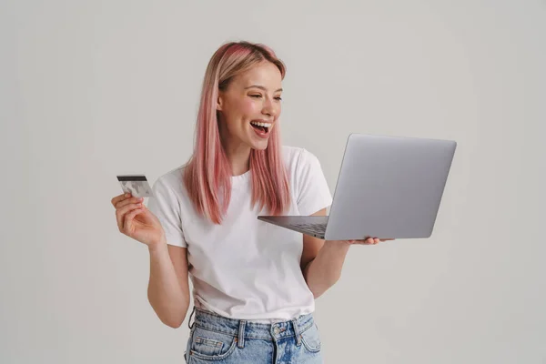 Ung Europæisk Kvinde Griner Mens Poserer Med Kreditkort Laptop Isoleret - Stock-foto