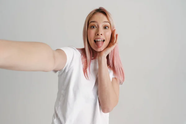 Glückliche Junge Frau Freizeitkleidung Steht Und Macht Selfie Vor Grauem — Stockfoto