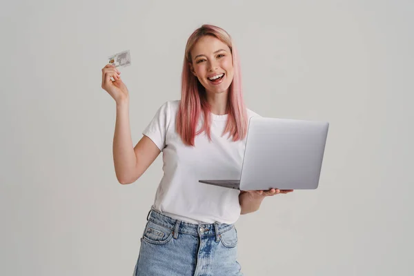 Jeune Femme Européenne Riant Tout Posant Avec Carte Crédit Ordinateur — Photo