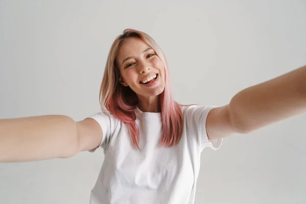 Jovem Feliz Desgaste Casual Tomando Selfie Sobre Fundo Cinza — Fotografia de Stock