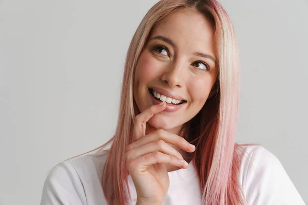 Jonge Vrouw Met Roze Haar Glimlachen Kijken Opzij Geïsoleerd Witte — Stockfoto