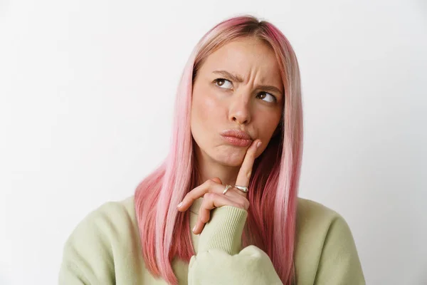 Jovem Mulher Perplexa Com Cabelo Rosa Franzindo Testa Olhando Para — Fotografia de Stock