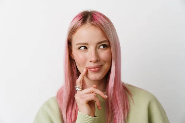 Jovem Mulher Branca Com Cabelo Rosa Sorrindo Olhando Para Lado — Fotografia de Stock