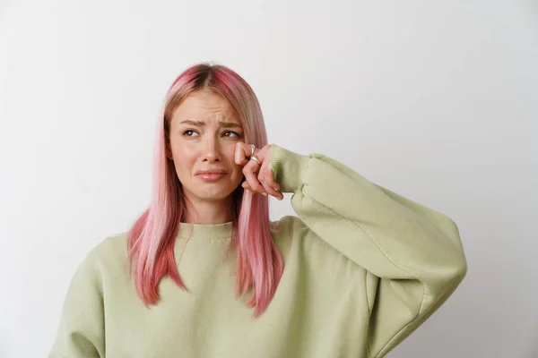 Νεαρή Δυστυχισμένη Γυναίκα Ροζ Μαλλιά Κλαίει Και Σκουπίζει Δάκρυά Της — Φωτογραφία Αρχείου